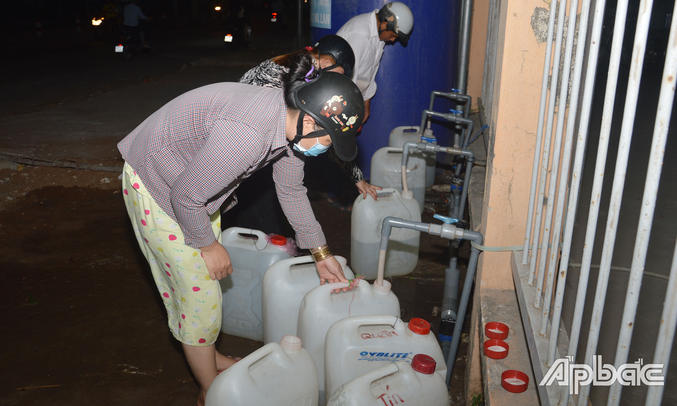 Người dân xã Kiểng Phước, huyện Gò Công Đông đến lấy nước sinh hoạt tại vòi công cộng trong đêm.