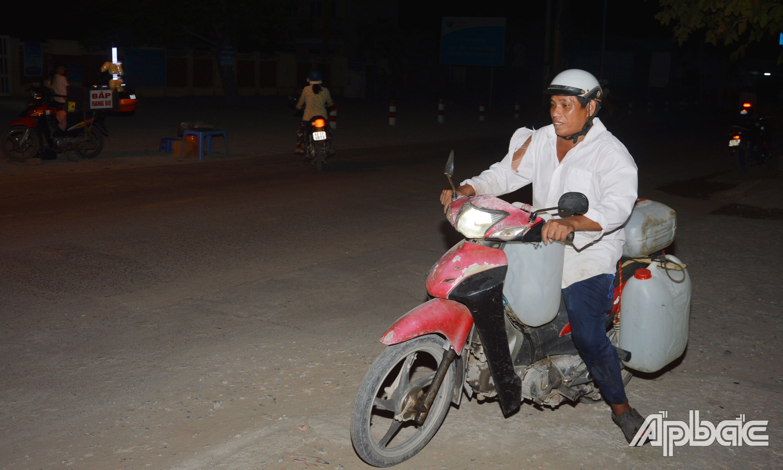 Hiện nay, nước sinh hoạt tại huyện Gò Công Đông được xe bồn chở đến bán tận nhà với giá trung bình khoảng 100.000 đồng/m3. Đối với những hộ gia đình khó khăn thì đây là một khoản chi phí rất lớn. Do đó, nhiều gia đình lựa chọn thức đêm để đi lấy nước.