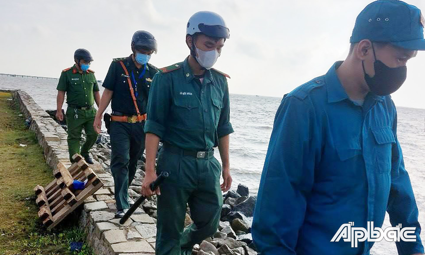 Công an Tiền Giang tổ chức các lực lượng tuần tra, thu gom trên bờ biển.