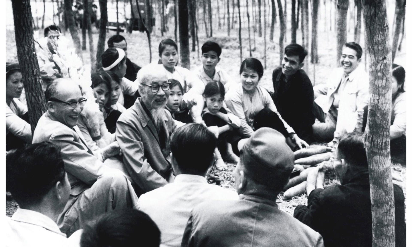 Đồng chí Nguyễn Lương Bằng ngồi bên tay phải Chủ tịch Hồ Chí Minh trong chuyến thăm, chúc tết nhân dân xã Vật Lại, huyện Ba Vì, tỉnh Hà Tây năm 1969, tức Mùng 1 Tết Kỷ Dậu (ảnh tư liệu).