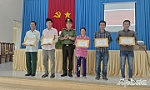 Công an tỉnh Tiền Giang khen thưởng 5 người dân nhặt các gói nghi ma túy giao Công an