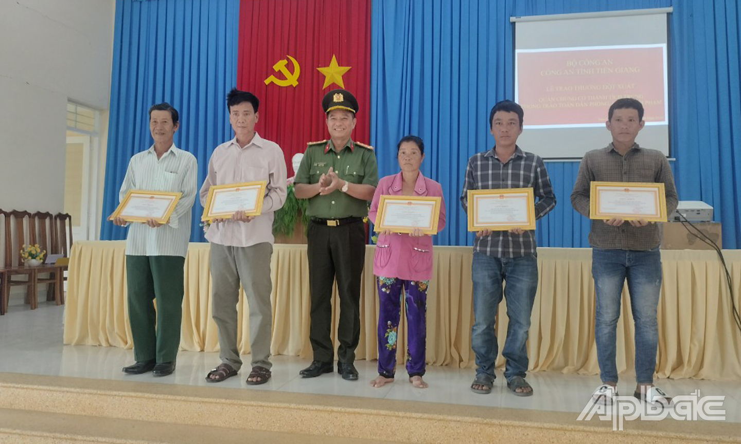 Đại tá Nguyễn Hồng Khắc, Phó Giám đốc Công an tỉnh Tiền Giang trao Giấy khen và tiền thưởng các cá nhân.