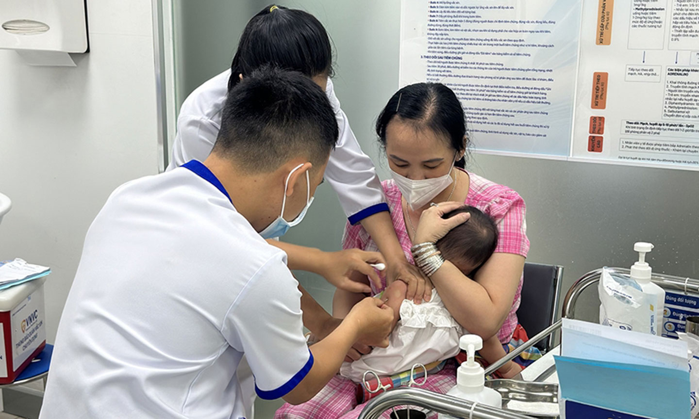  Tiêm vaccine sởi cho trẻ em tại Hệ thống tiêm chủng VNVC. Ảnh: PHONG LAN