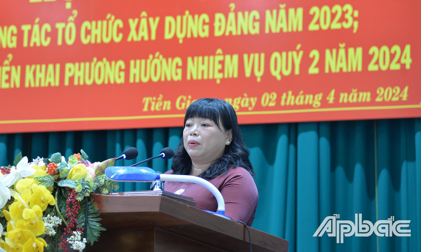 Bí thư đảng ủy khối Thái Ngọc Bảo Trâm phát biểu chỉ đạo hội nghị.