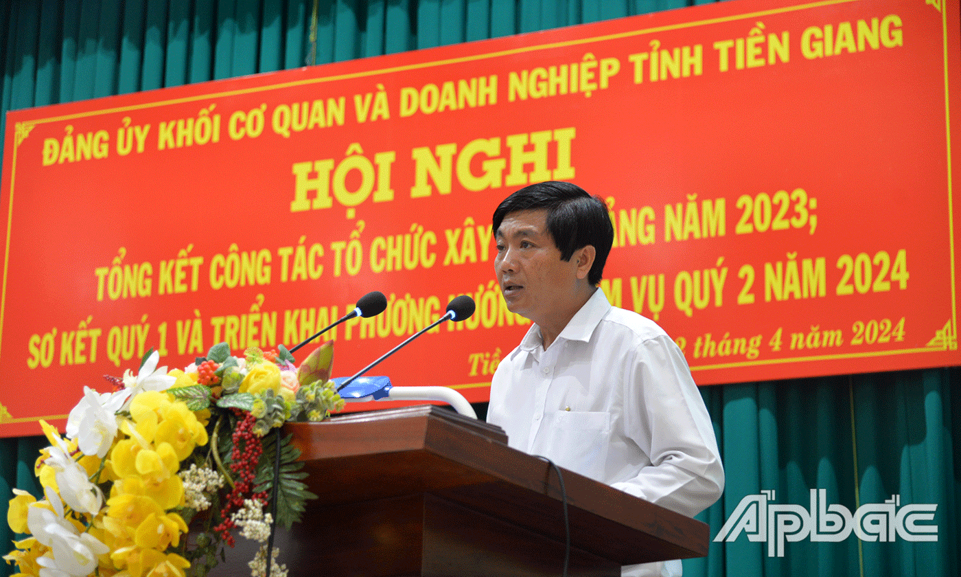 Phó Bí thư Đảng ủy Khối Lê Tấn Sơn gợi ý thảo luận.