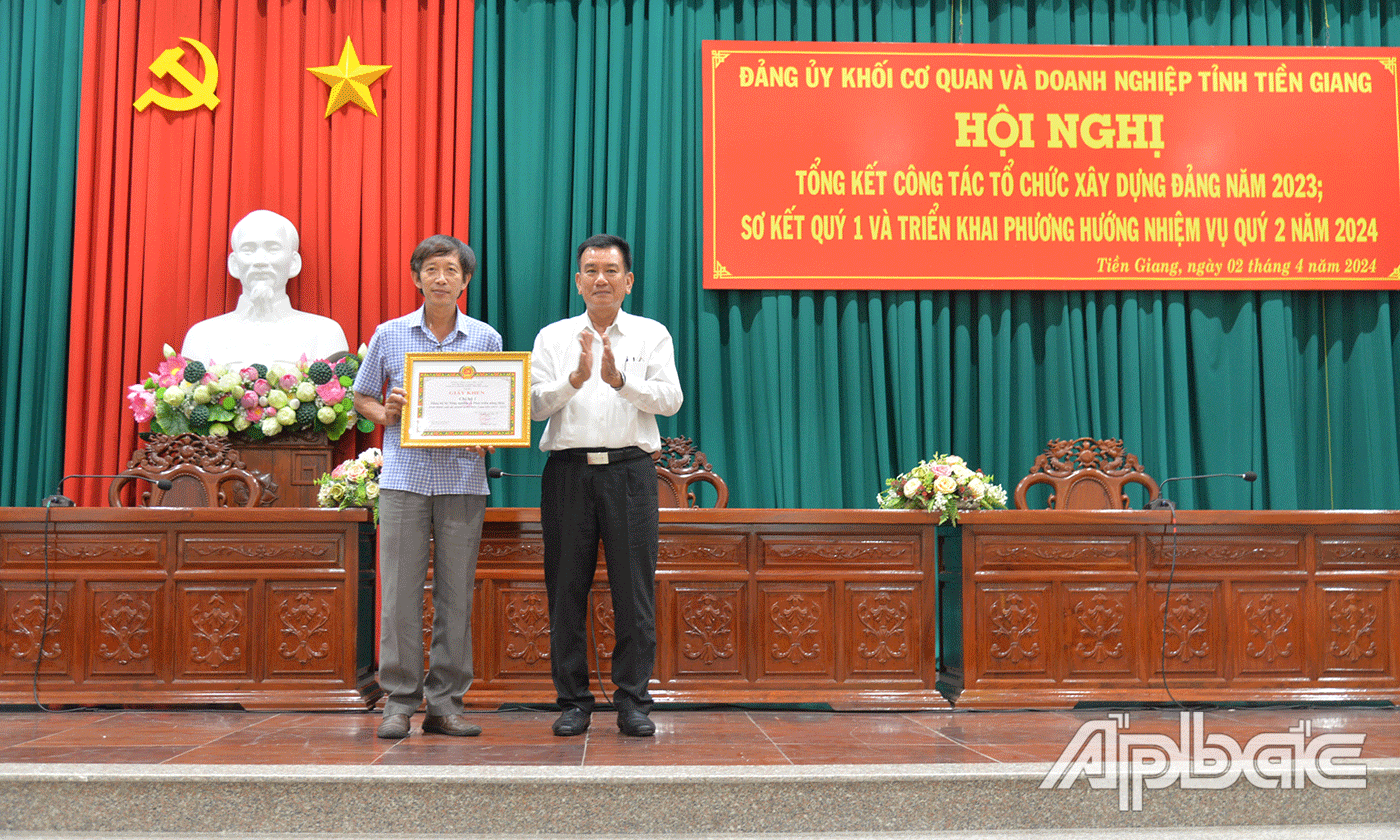 khen thưởng Chi bộ 1 trực thuộc Đảng bộ Sở Nông nghiệp và Phát triển Nông thôn hoàn thành xuất sắc nhiệm vụ 5 năm liền (2019-2023).