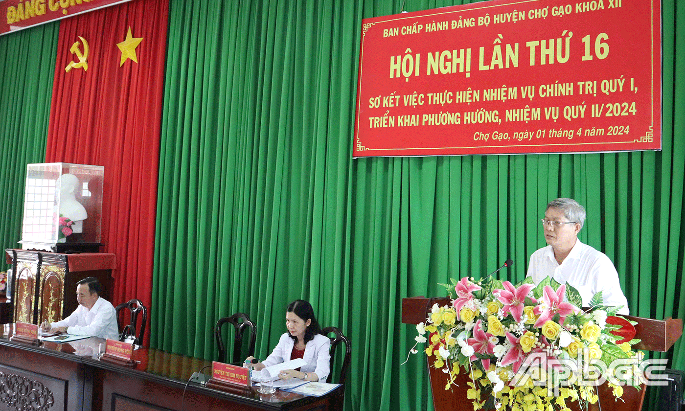 Bí thư Huyện ủy Nguyễn Hồng Hữu phát biểu.