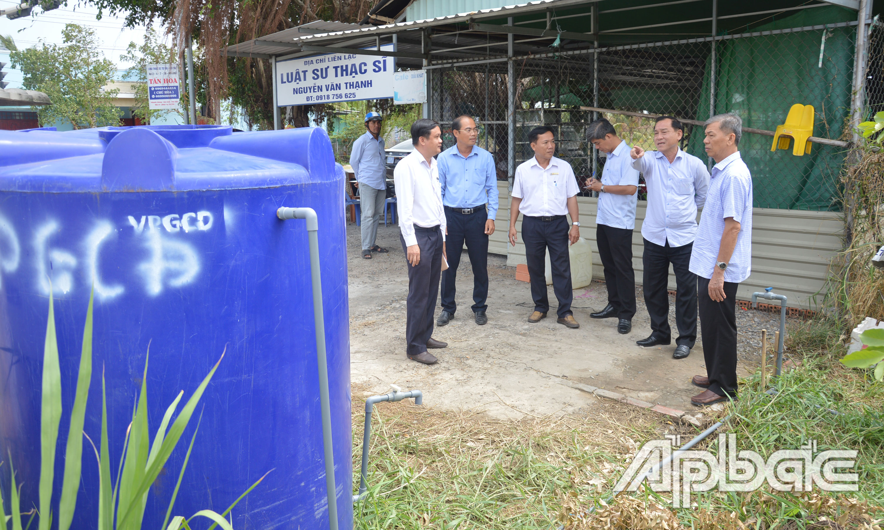 Đồng chí Nguyễn Văn Vĩnh kiểm tra vòi nước công cộng tại xã Gia Thuận.