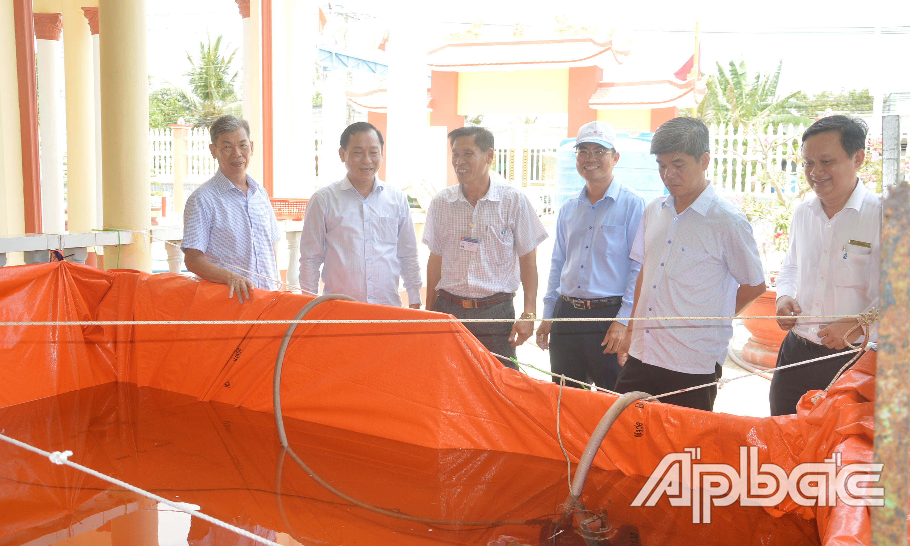 Đồng chí Nguyễn Văn Vĩnh kiểm tra điểm hỗ trợ nước miễn phí tại xã Gia Thuận.