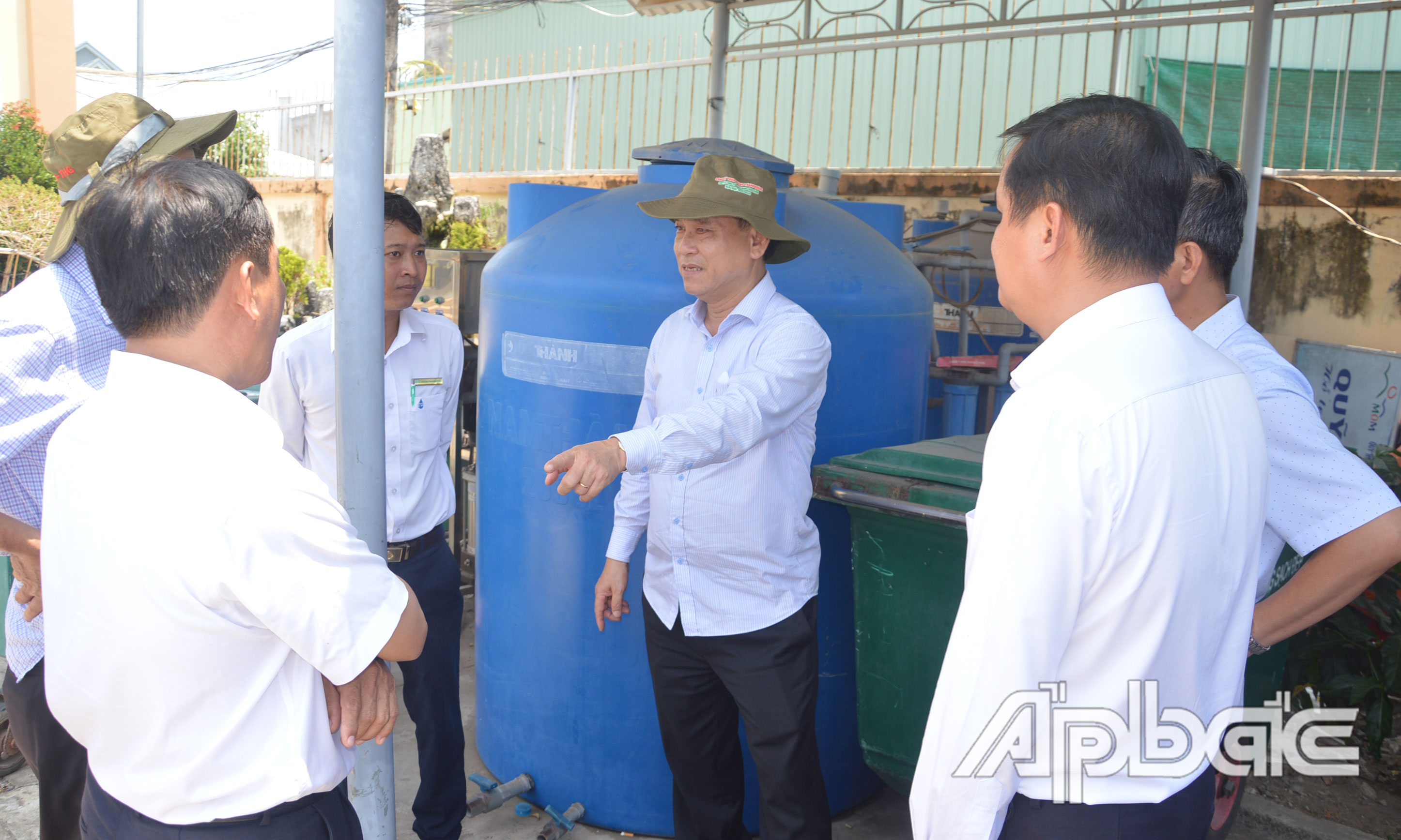 Đồng chí Nguyễn Văn Vĩnh kiểm tra điểm cấp nước công cộng tại thị trấn Vàm Láng.