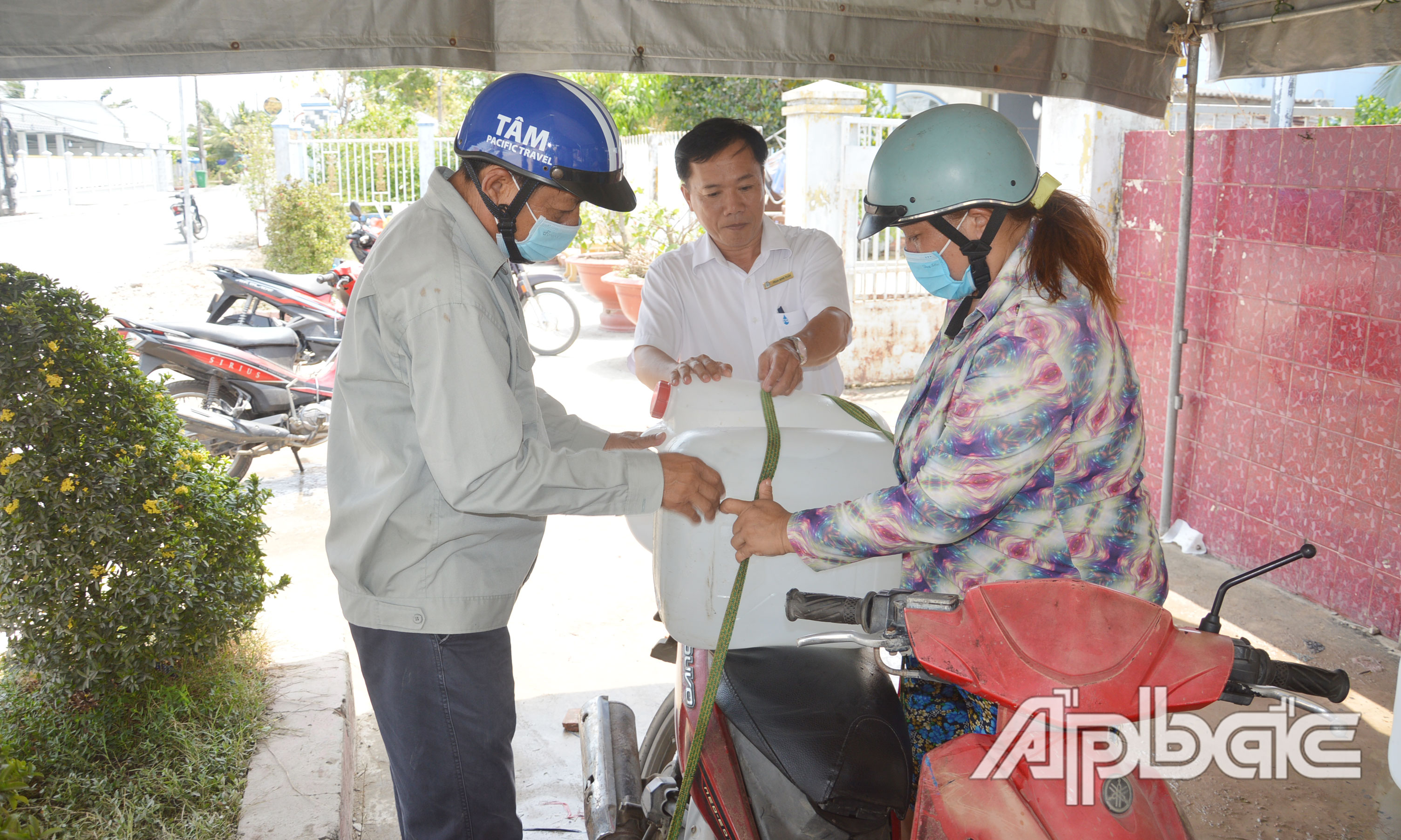 Tỉnh Tiền Giang đang trương triển khai các giải pháp cấp nước sinh hoạt cho người dân ở các huyện, thị phía Đông.
