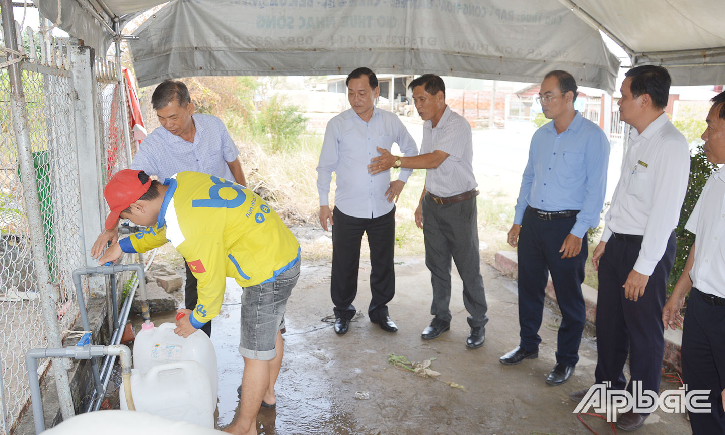 Đồng chí Nguyễn Văn Vĩnh kiểm tra tình hình cấp nước sinh hoạt tại xã Gia Thuận vào sáng 2-4. 