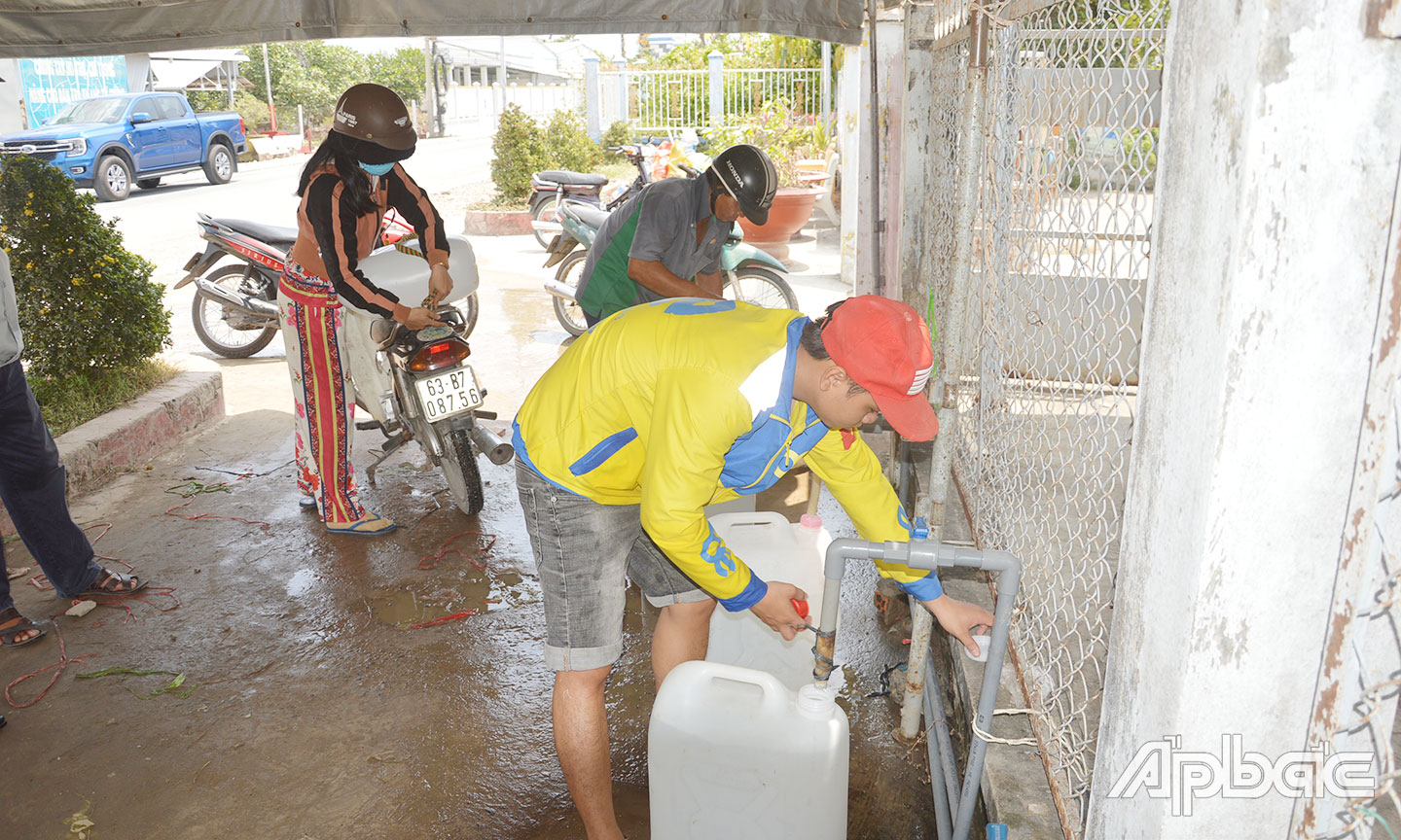 Người dân xã Gia Thuận đến vòi công cộng lấy nước về sử dụng. 