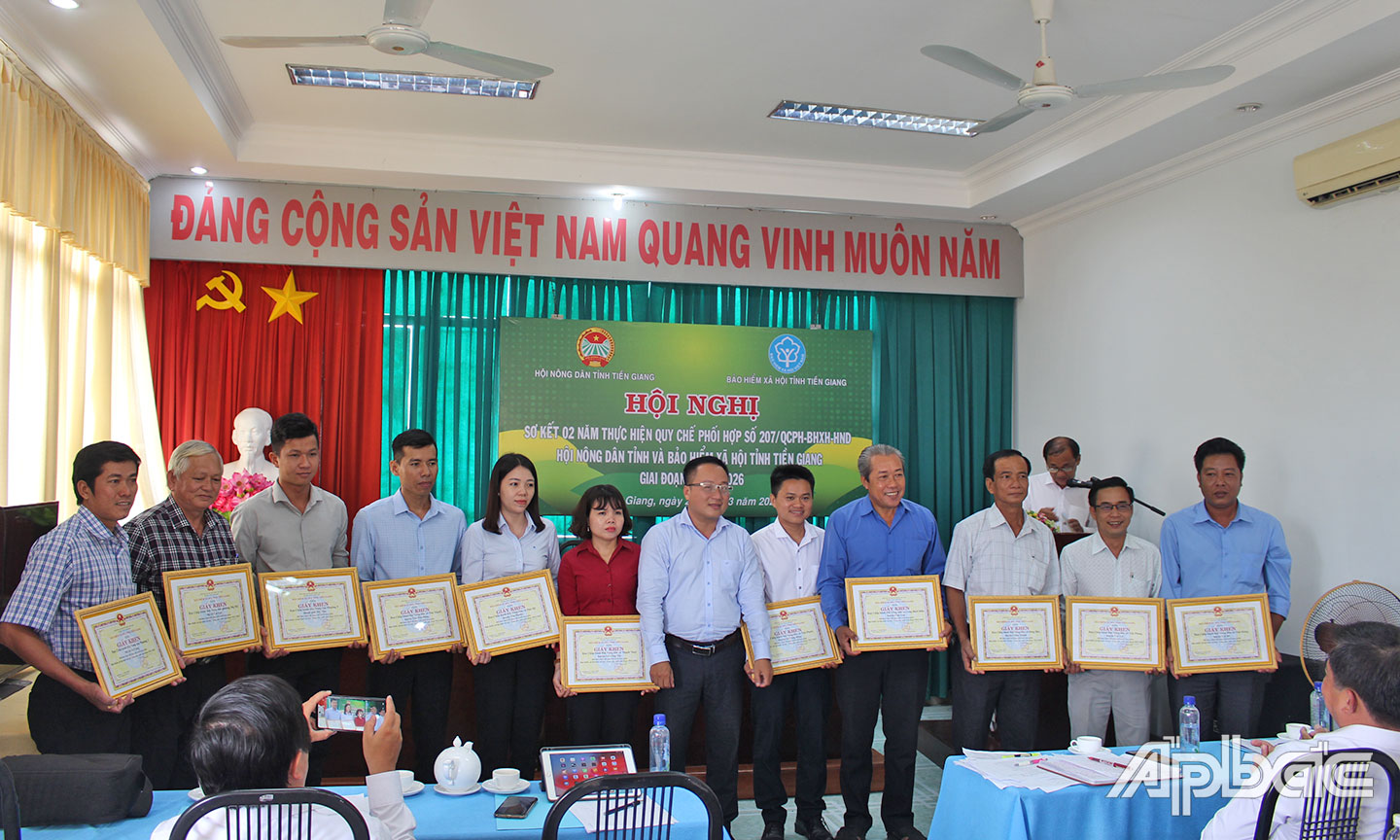 Các tập thể thuộc Hội Nông dân tỉnh nhận Giấy khen của BHXH tỉnh vì đã có thành tích trong thực hiện chương trình phối hợp giữa BHXH và  Hội Nông dân tỉnh Tiền Giang.