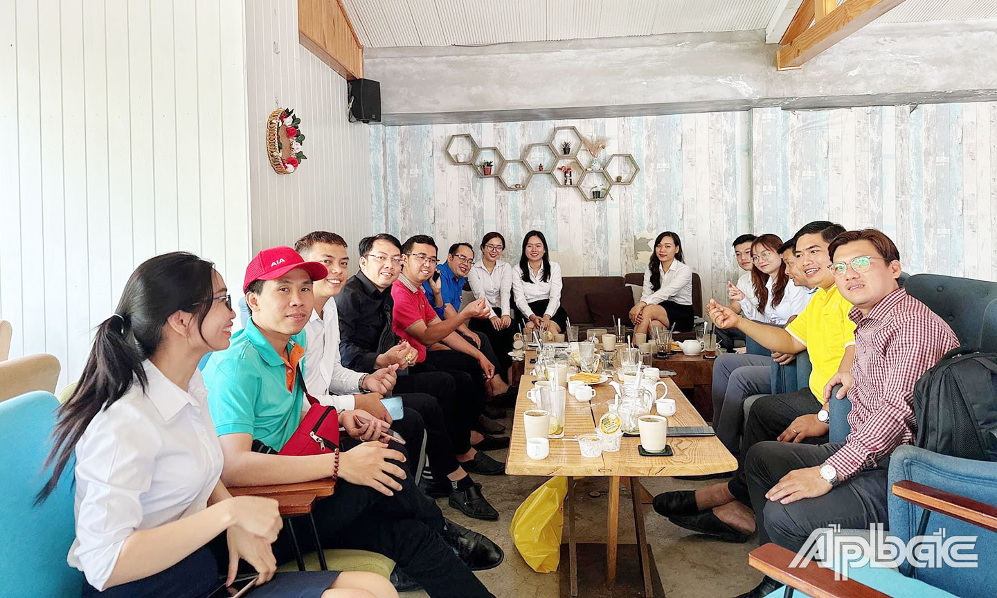Các thành viên CLB tham gia “Cà phê sáng khởi nghiệp”.
