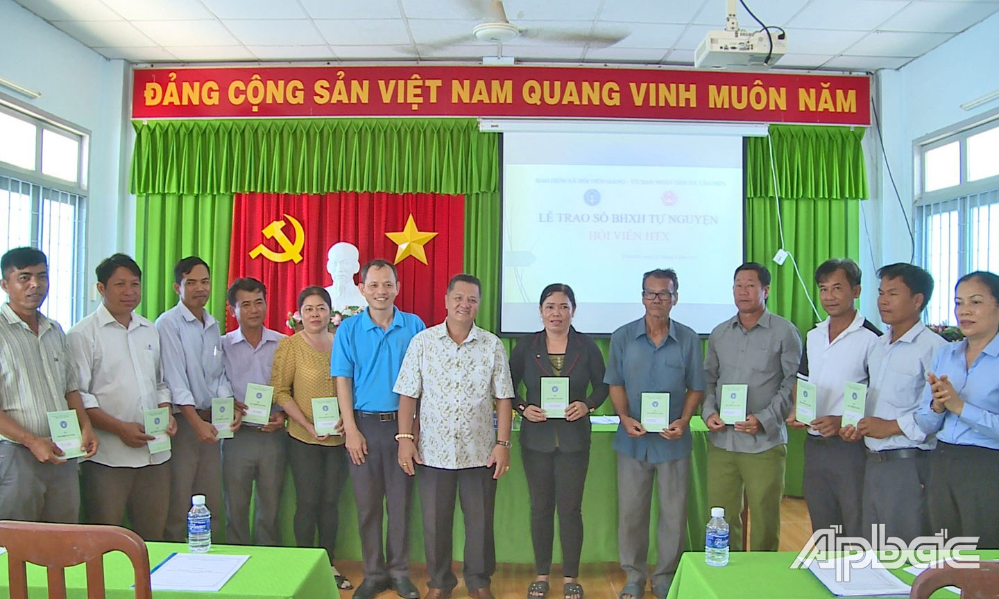 Trao sổ BHXH tự nguyện cho hội viên nông dân xã Tân Điền, huyện Gò Công Đông.