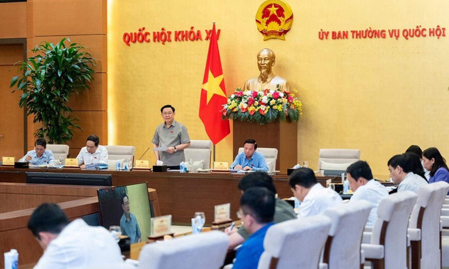 NA Chairman Vuong Dinh Hue speaks at the meeting on April 3. (Photo: NDO).