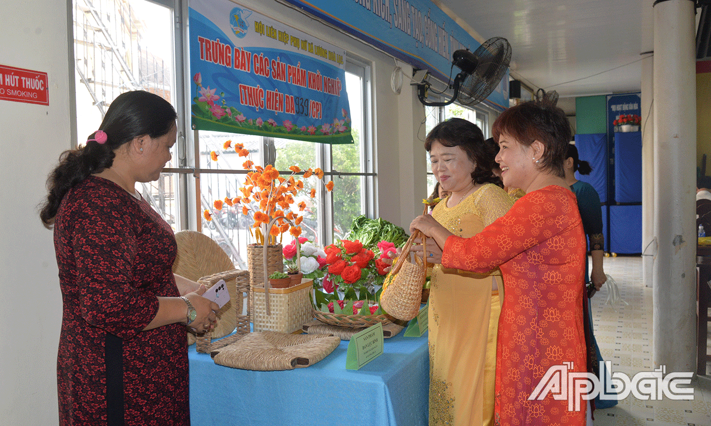 “Tổ Liên kết làm tiểu thủ công nghiệp” của Hội Phụ nữ xã đã tạo việc làm cho nhiều phụ nữ.