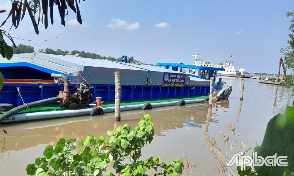 Sà lan vận chuyển nước ngọt thô về ao Phú Thạnh do các nhà hảo tâm tài trợ.