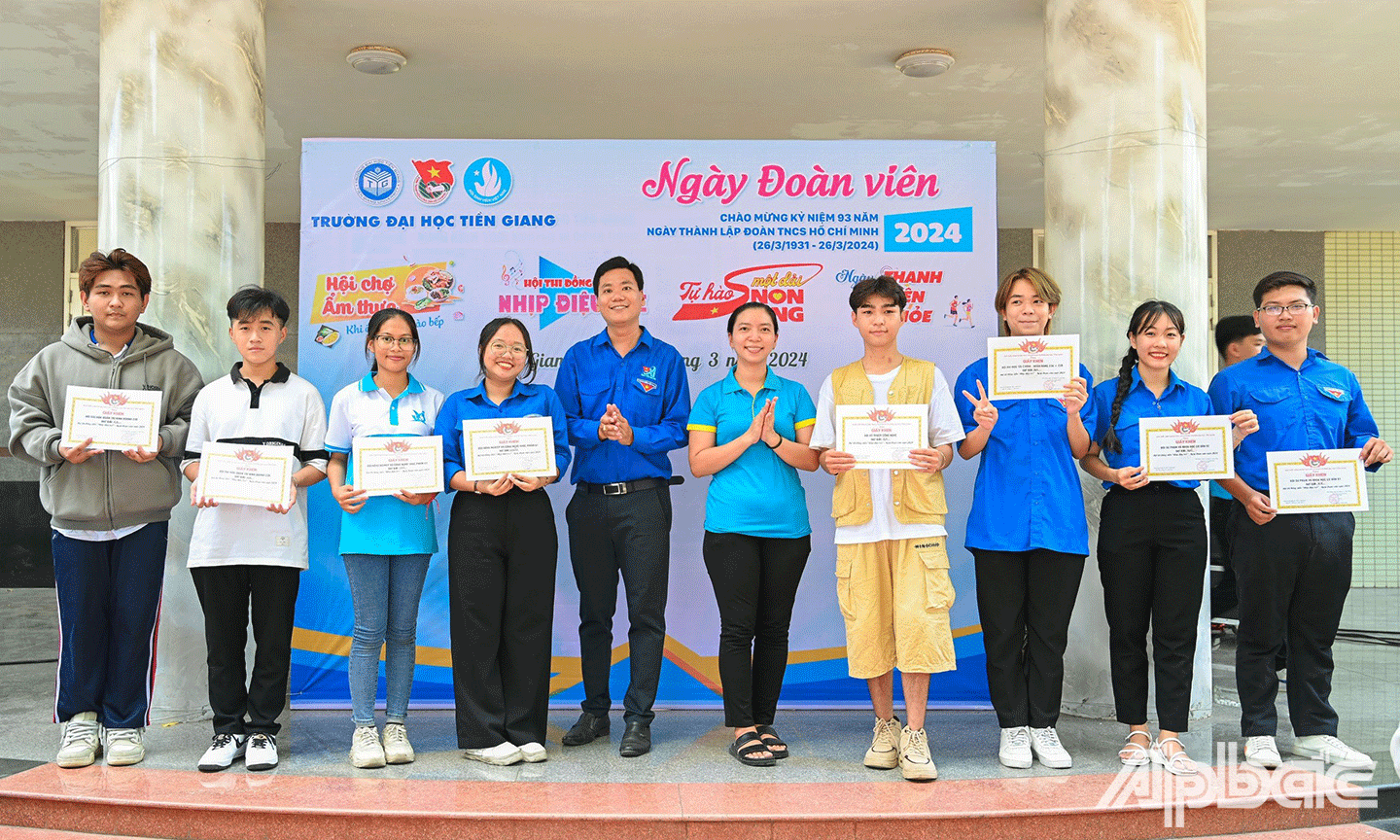 Bí thư Đoàn Trường Đại học Tiền Giang Nguyễn minh Quân khen thưởng cho các đội tham gia các phần thi trong Ngày hội Đoàn viên năm 2024