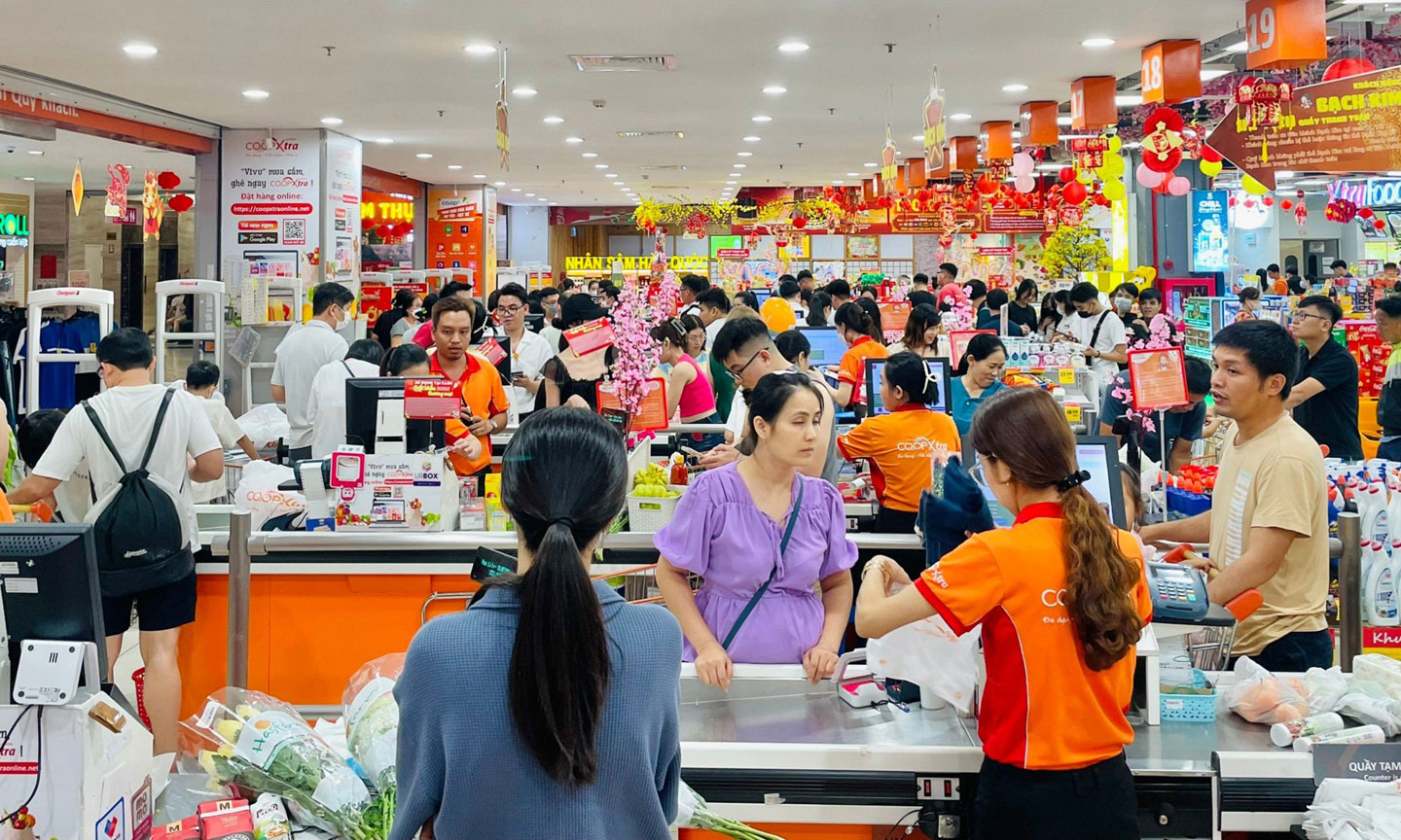 Người tiêu dùng chọn mua hàng hóa tại siêu thị Co.opmart Ảnh: THI HỒNG 