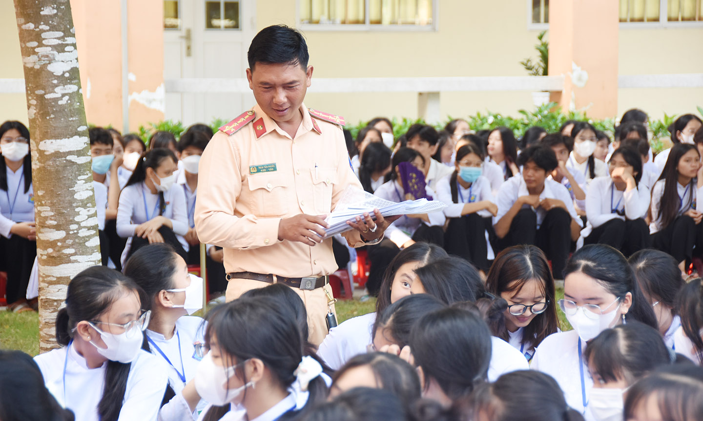 3. Phát tờ bướm tuyên truyền luật giao thông cho học sinh Trường THPT Tân Hiệp. Ảnh Trọng Tín copy