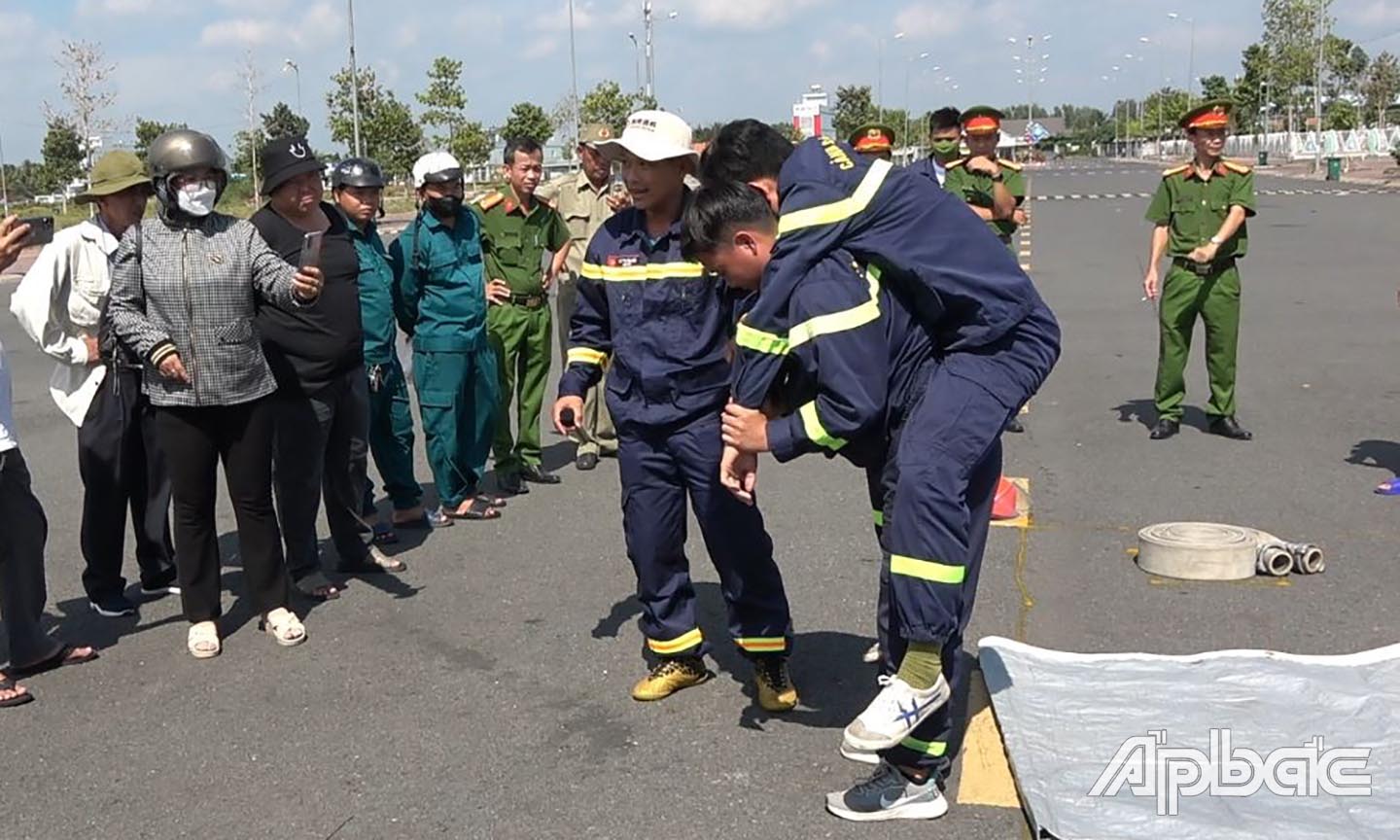 Luyện tập cứu người bị thương.