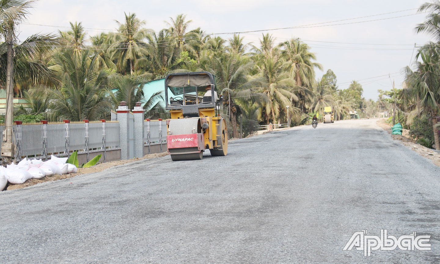 Thi công gói thầu từ cầu Chợ Gạo đến đường tỉnh 877B thuộc Dự án Đường tỉnh 864.