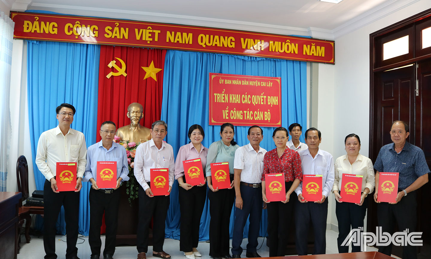 UBND huyện trao 9 quyết định về công tác cán bộ.