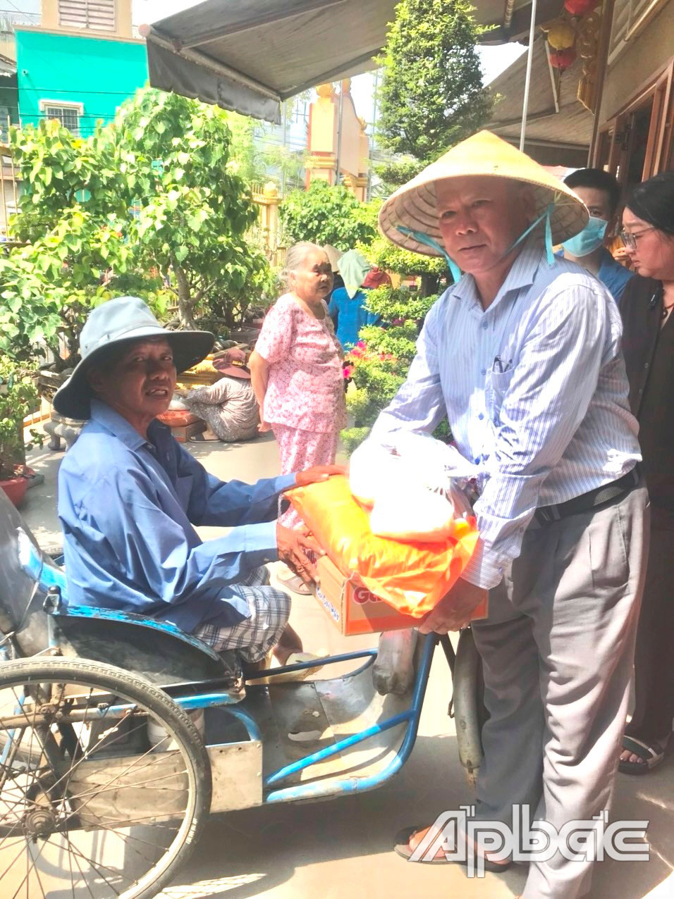 Chủ tịch Hội NNCĐDC huyện Châu Thành Nguyễn Văn Năm thăm hỏi, tặng quà NNCĐDC ở xã Tân Hương.