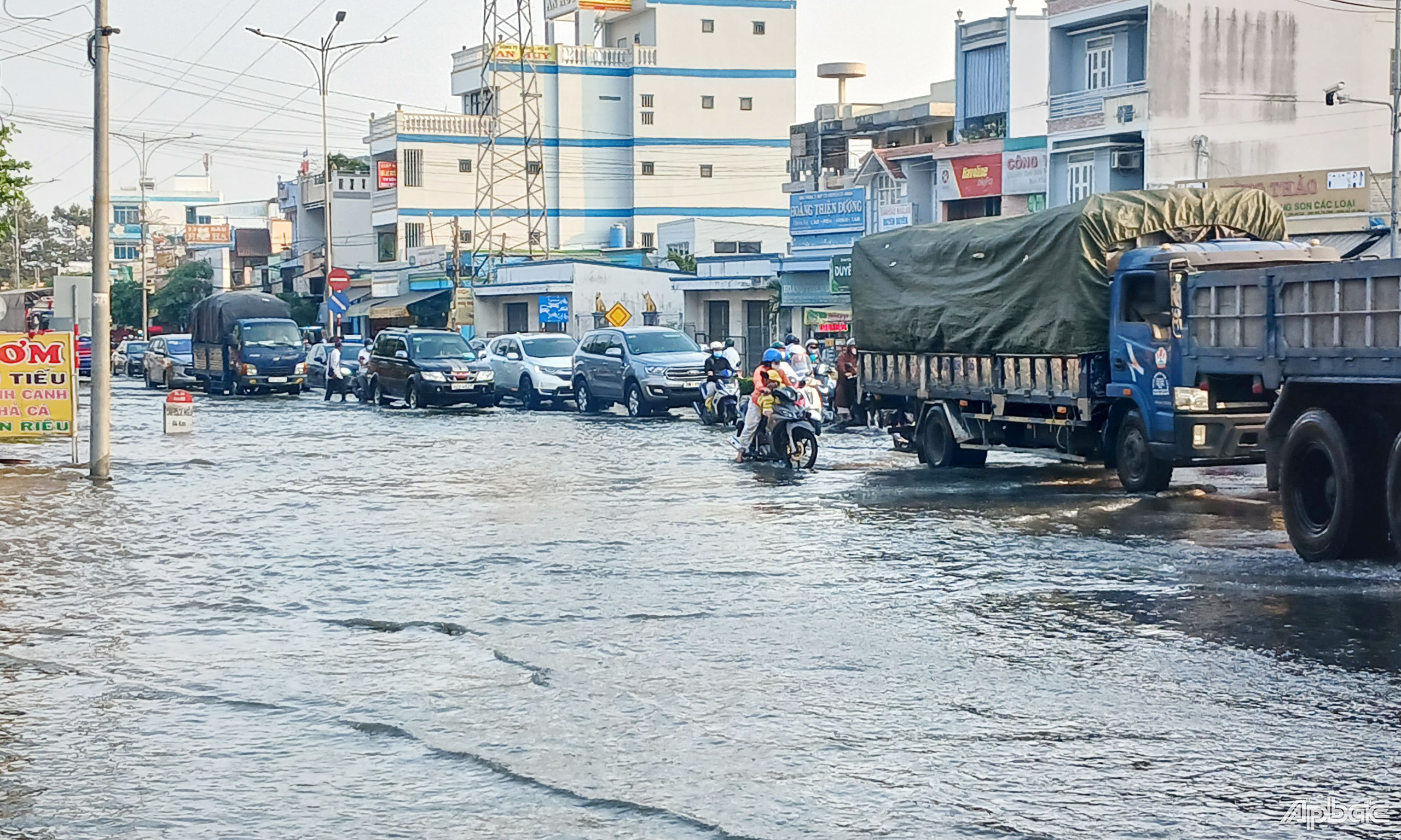 Các phương tiện qua lại khu vực vòng xoay Trung Lương gặp khó khăn do triều cường dâng cao.