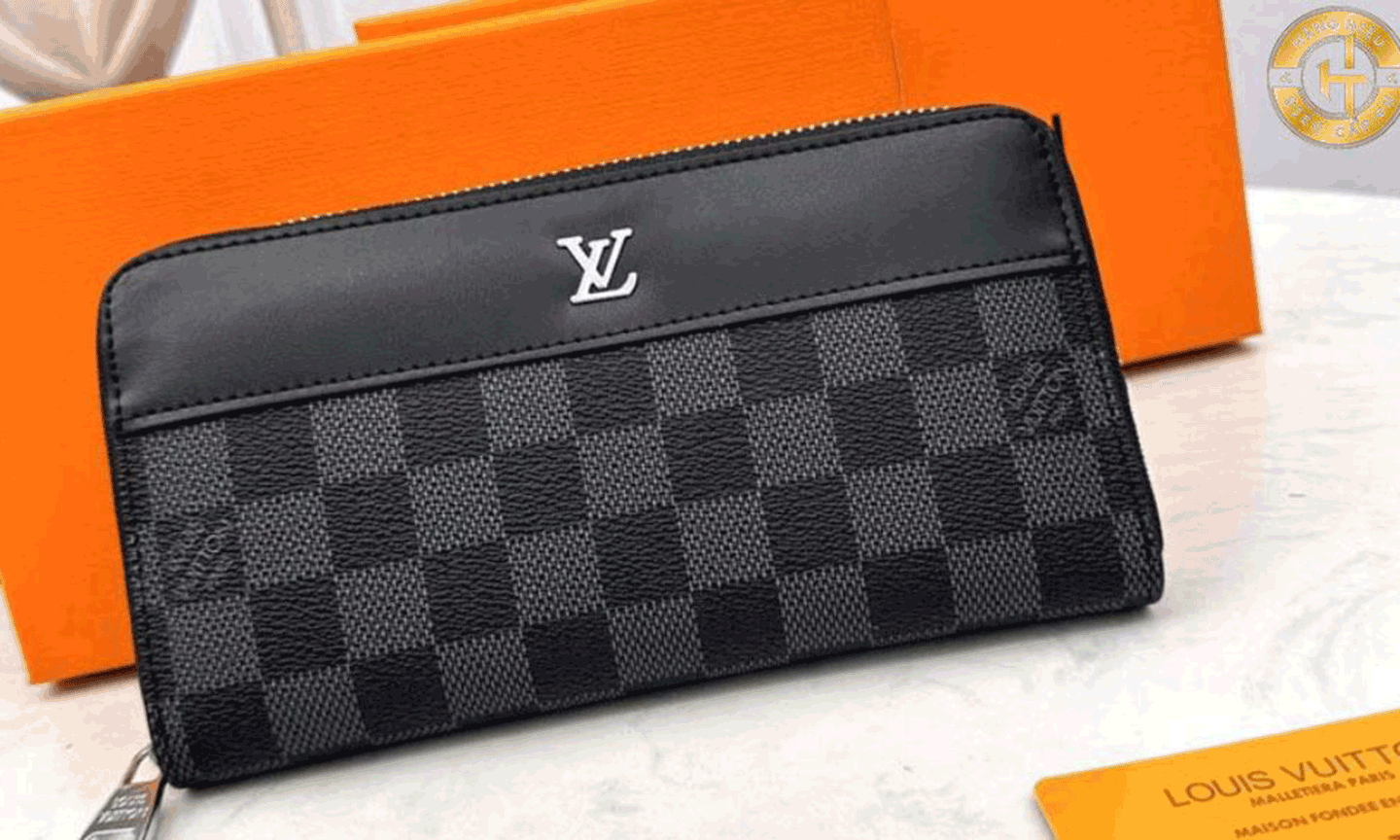 Ví Louis Vuitton hàng hiệu thường được làm từ chất liệu da thuộc cao cấp.