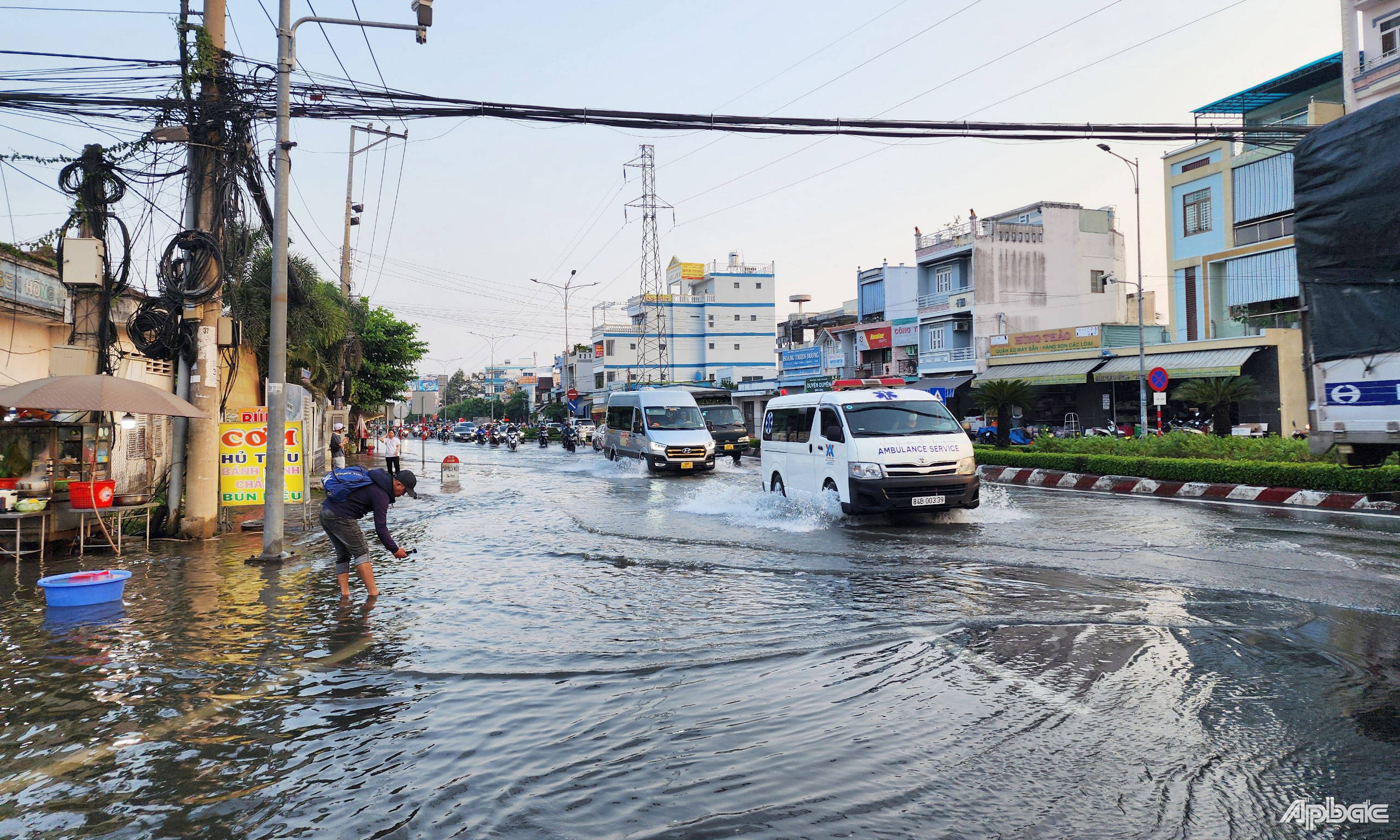 Các phương tiện qua lại khu vực vòng xoay Trung Lương gặp khó khăn do triều cường dâng cao.