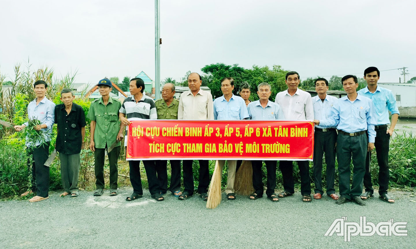 Thành viên CLB CCB bảo vệ môi trường của Hội CCB xã Tân Bình ra quân bảo vệ môi trường.