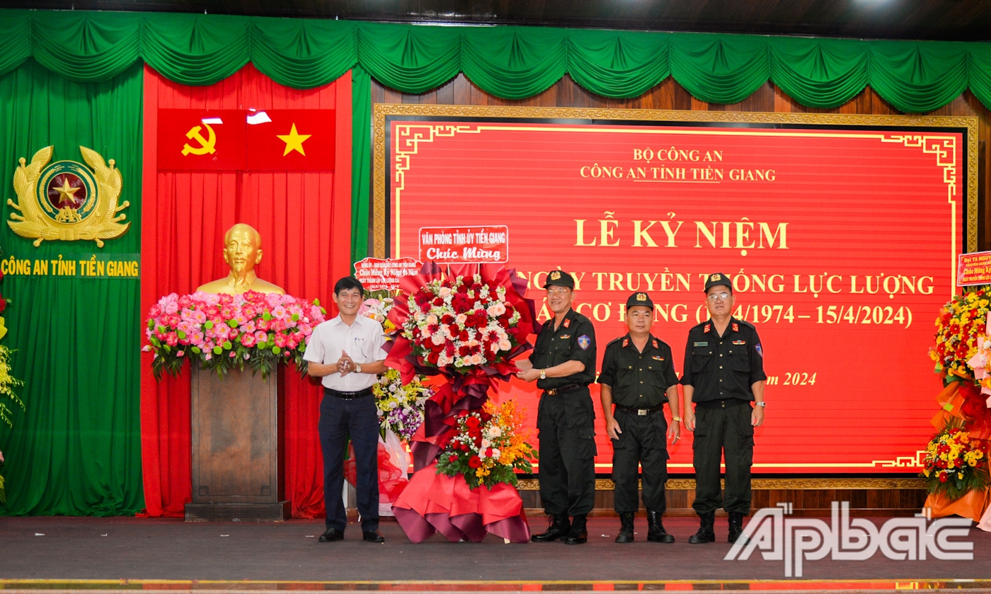 Phòng Cảnh sát cơ động Công an tỉnh Tiền Giang nhận hoa chúc mừng.