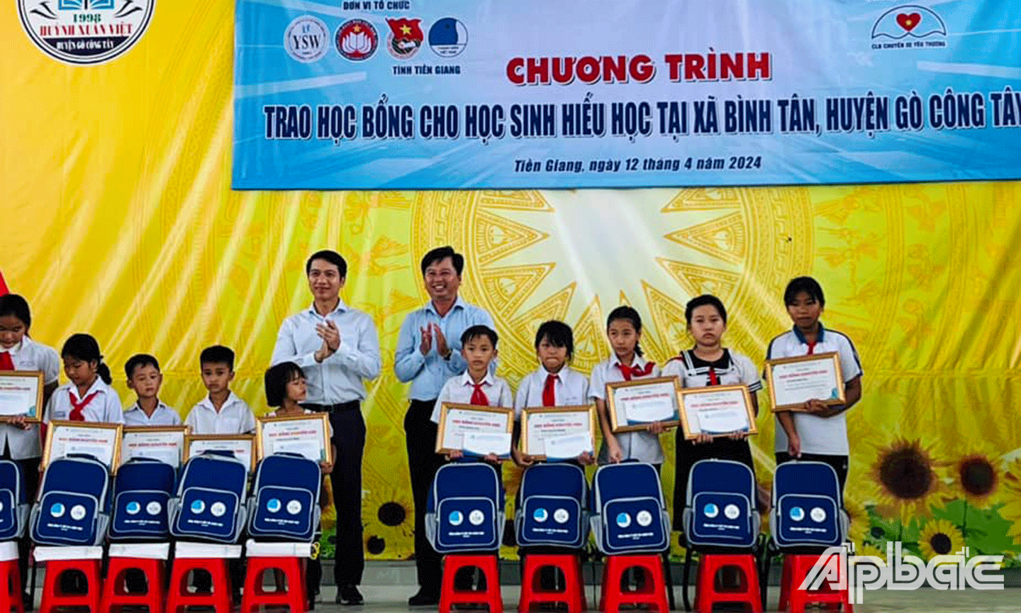 Đồng chí Nguyễn Ngọc Lương - Bí thư Thường trực Ban chấp hành Trung ương Đoàn, Chủ tịch Hội Liên hiệp Thanh niên Việt Nam đã đến thăm, trao 20 suất học bổng với trị giá 1 triệu đồng/suất cho các em học sinh tại Trường THCS Huỳnh Xuân Việt, xã Bình Tân, huyện Gò Công Tây, tỉnh Tiền Giang.