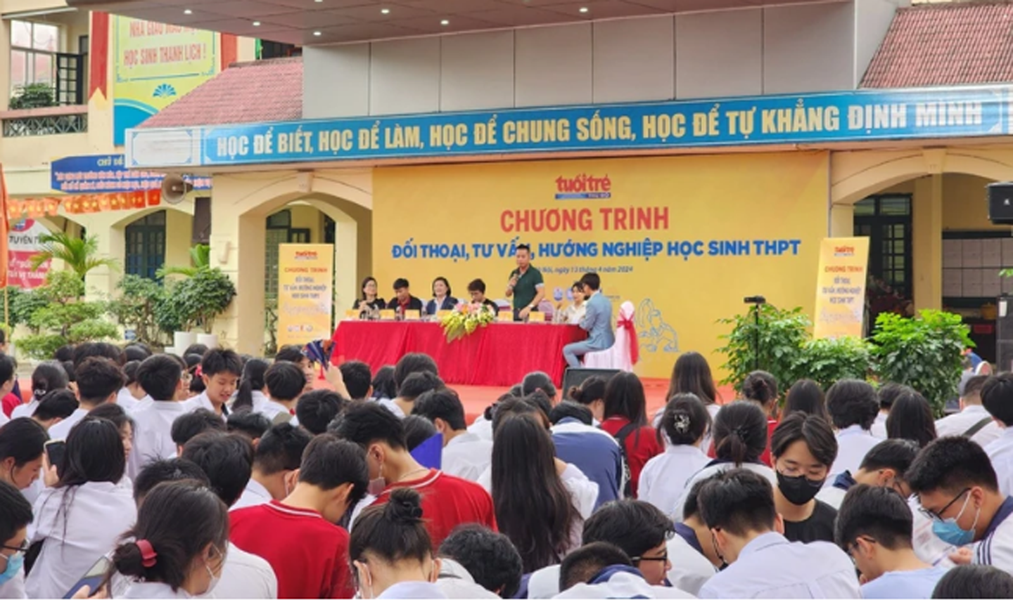 Hoạt động tư vấn tuyển sinh, hướng nghiệp cho học sinh tại Trường THPT Lý Thường Kiệt (Long Biên, Hà Nội). (Ảnh QUÝ TÙNG)