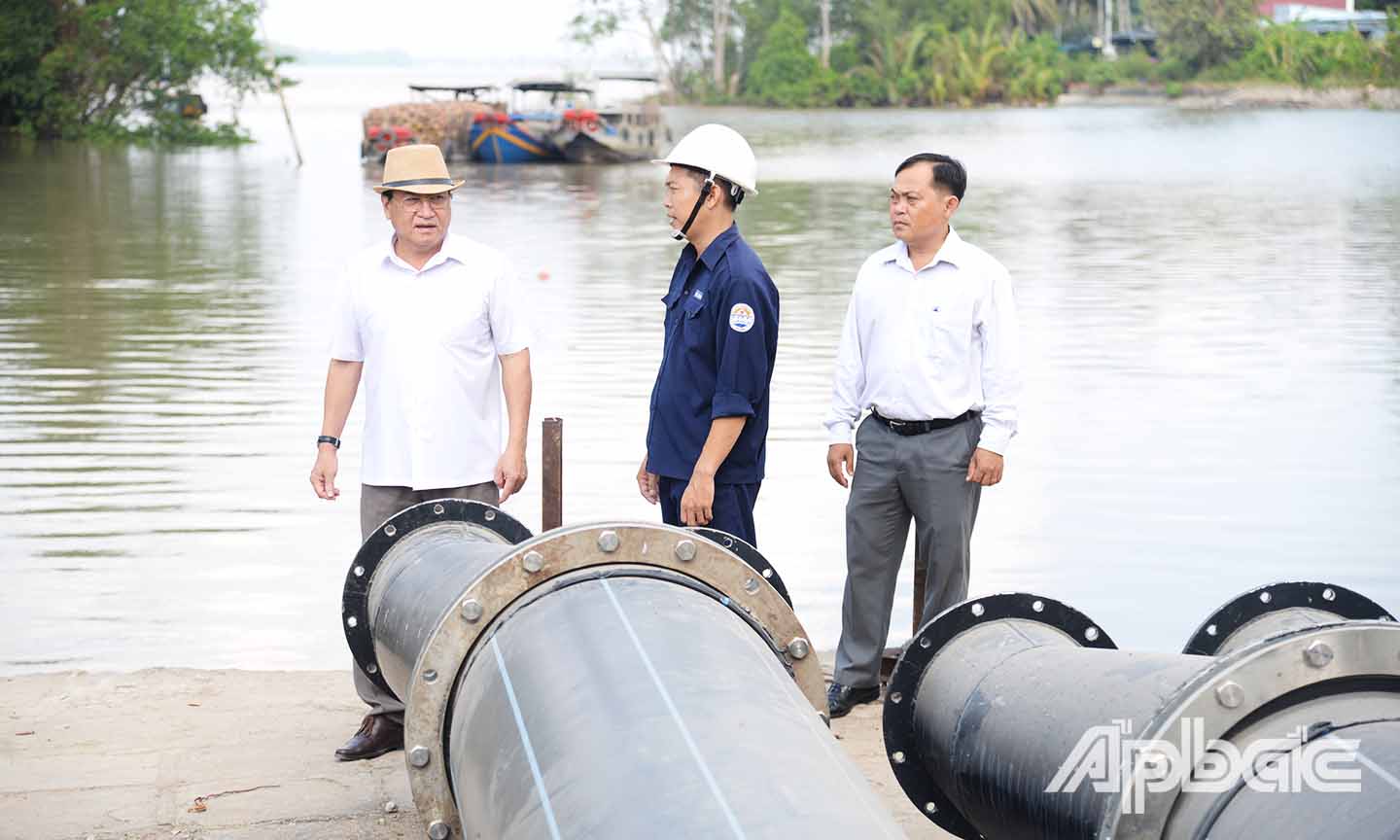 Đồng chí Phạm Văn Trọng kiểm tra công tác ngăn mặn tại Cống Xuân Hòa (huyện Chợ Gạo).