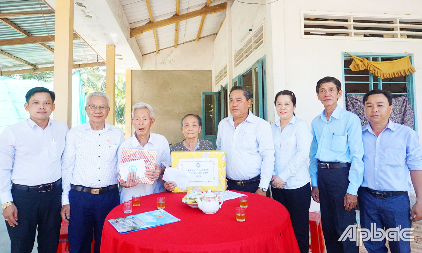 Đoàn trao quà cho Cựu thanh niên xung phong Nguyễn Văn Quát (ngụ xã Bình Ninh, huyện Chợ Gạo). 