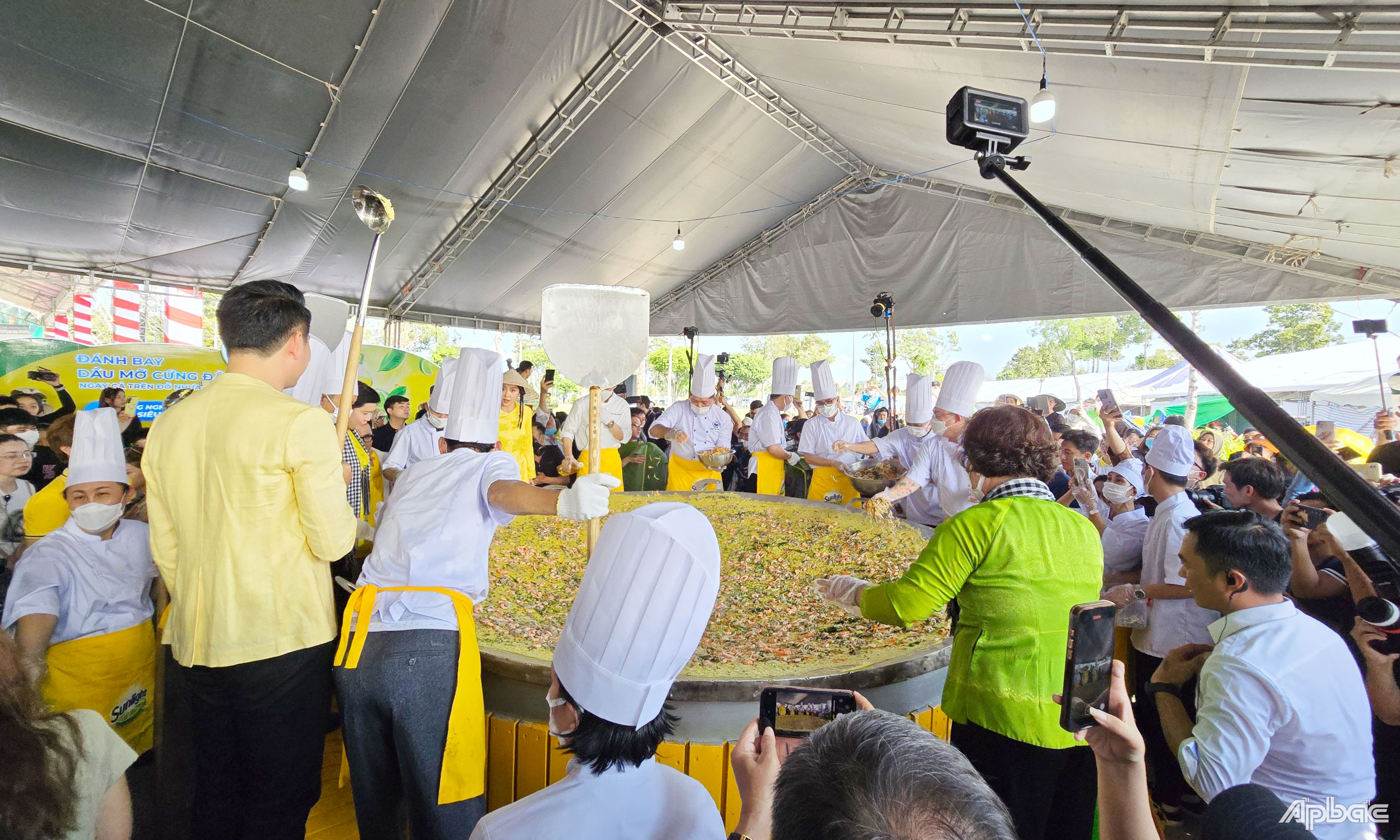 Sáng 18-4, trong khuôn khổ Lễ hội Bánh dân gian Nam Bộ lần thứ XI, Ban Tổ chức chương trình đã trình diễn đổ bánh xèo trên chiếc chảo có đường kính 3m.