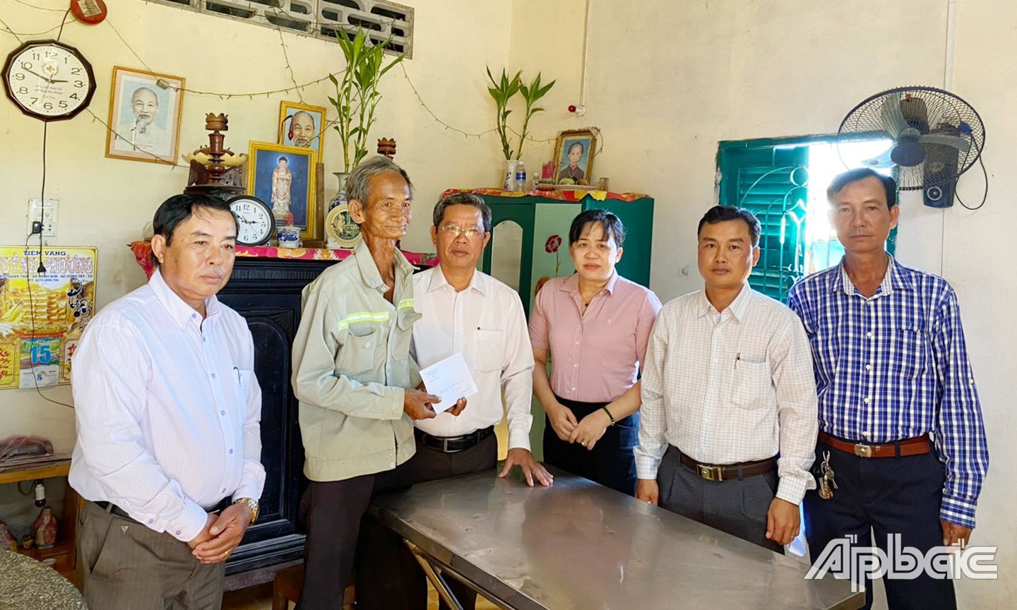 Đảng bộ xã Đồng Thạnh thăm, tặng quà gia đình chính sách.