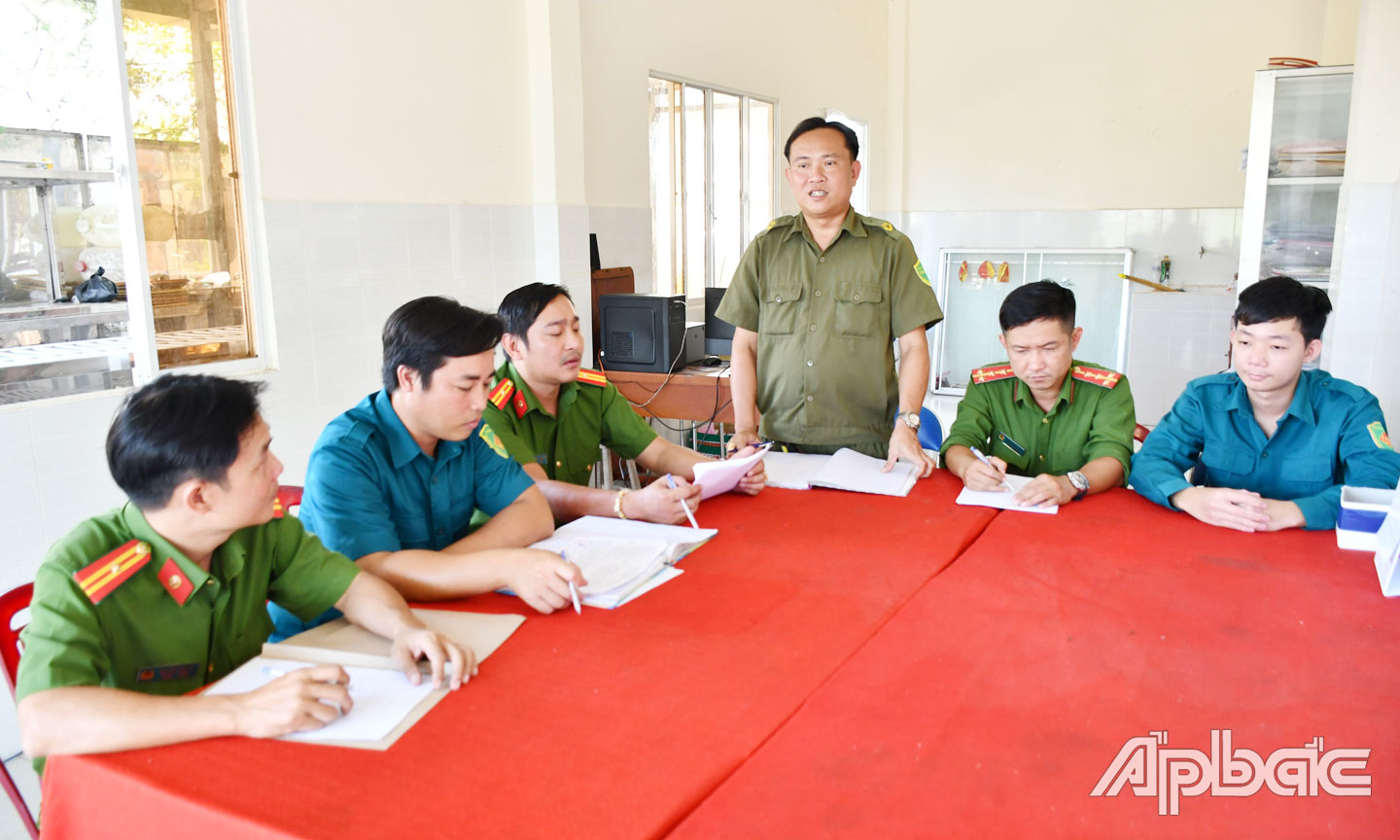  Đồng chí Phan Quốc Triệu, Phó Trưởng Công an xã Long Hưng, huyện Châu Thành,  trao đổi với Quân sự xã thực hiện các kế hoạch phối hợp. 