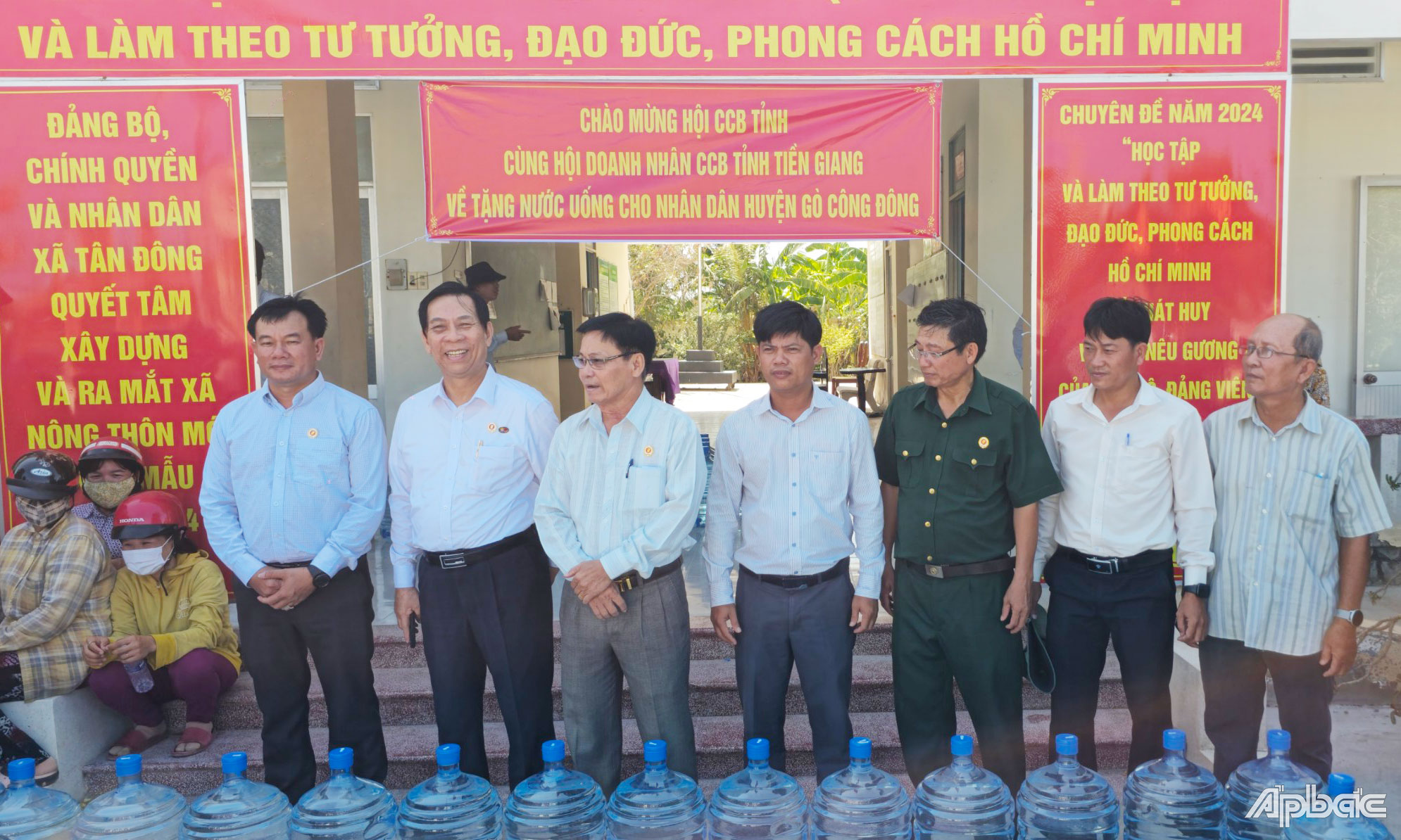 Hội Cựu chiến binh tỉnh Tiền Giang phối hợp với Hội Doanh nhân Cựu chiến binh tỉnh Tiền Giang tổ chức trao tặng bình nước uống cho người dân huyện Gò Công Đông.
