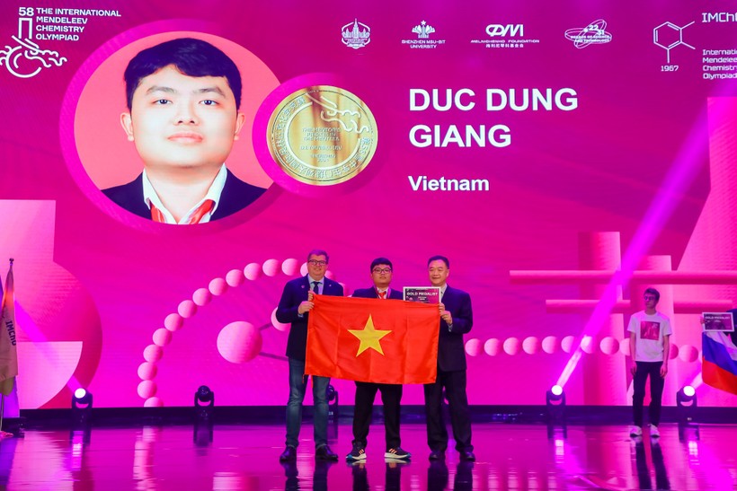 Giang Đức Dũng, học sinh Trường THPT chuyên Khoa học Tự nhiên xuất sắc giành huy chương Vàng.