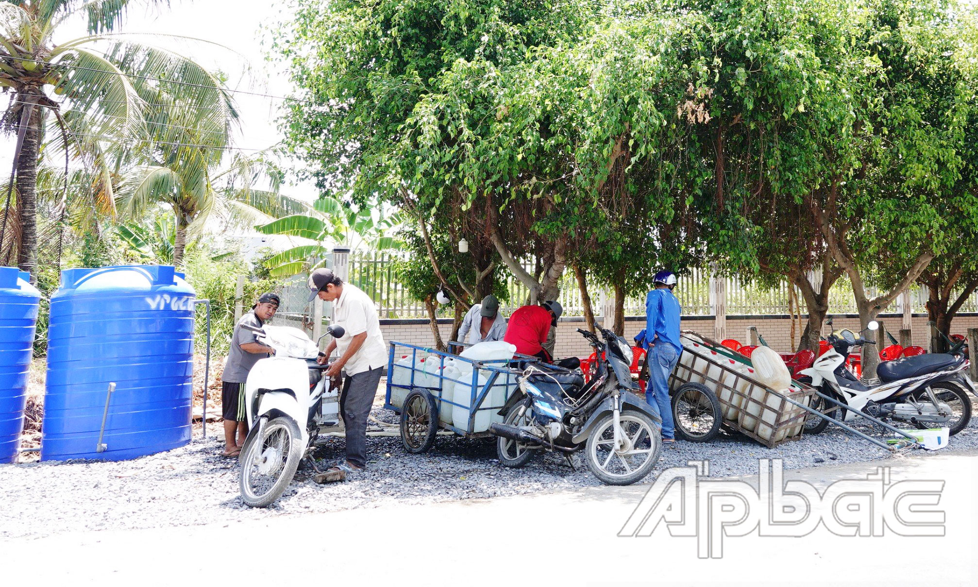 Người dân đến lấy nước miễn phí tại các bồn chứa.