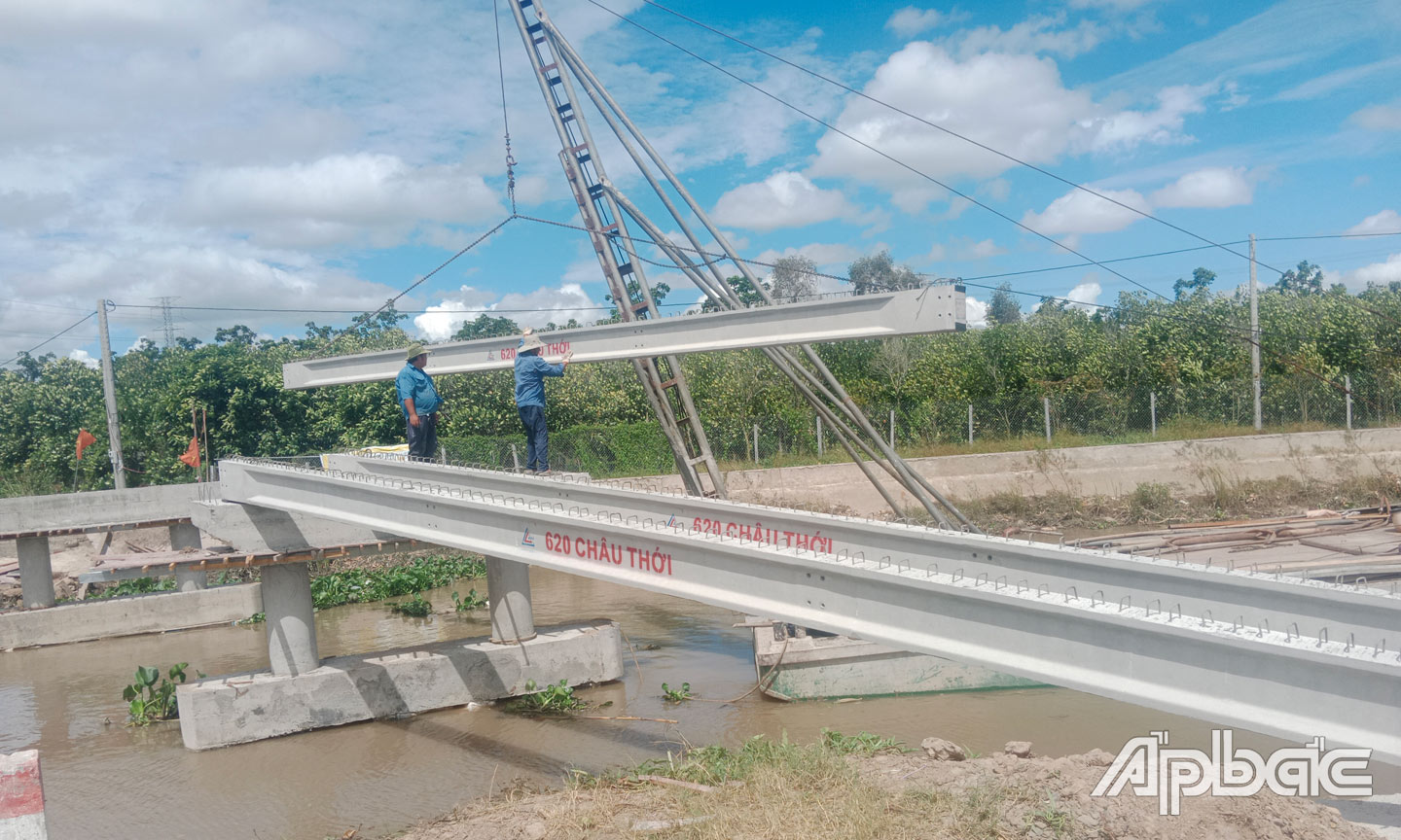 Thiết bị cơ giới được sử dụng để Đội xây cầu từ thiện Tỉnh hội Phật Giáo Hòa Hảo Tiền Giang thi công cầu an toàn, đạt tiêu chuẩn.