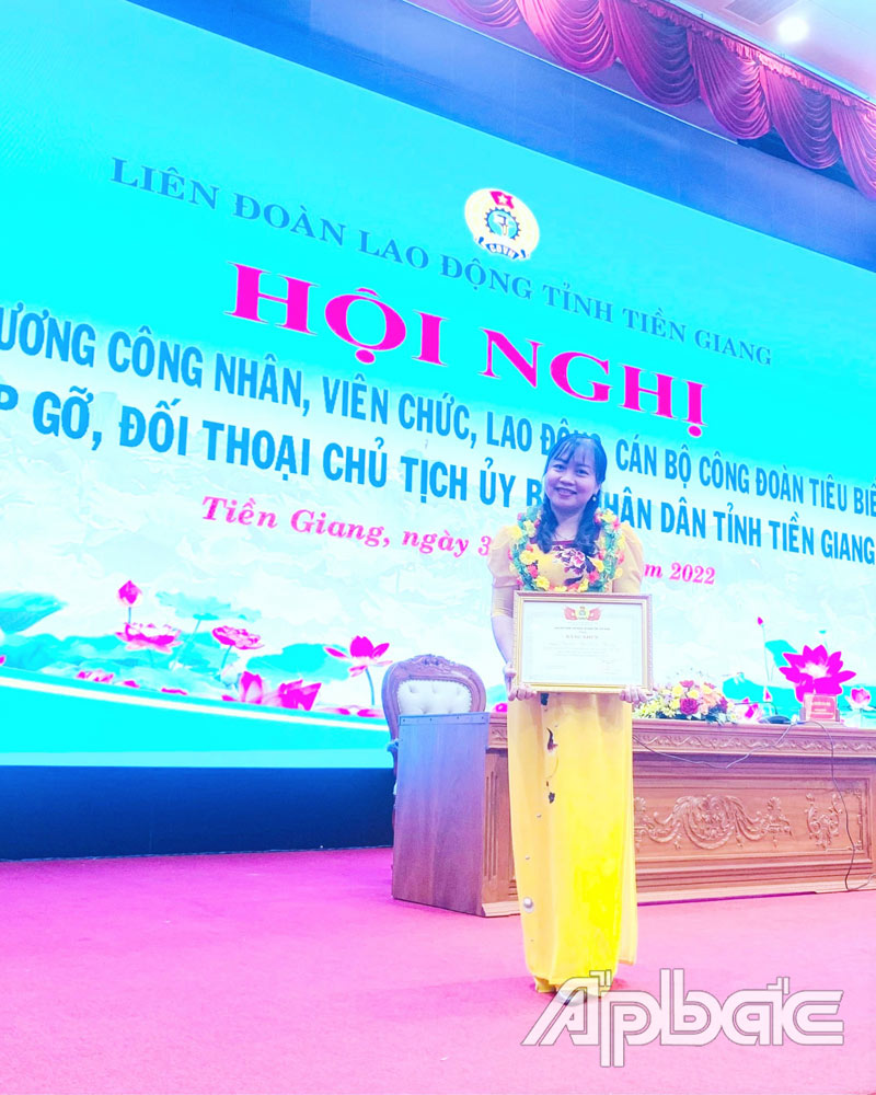 Cô Kim Thương được tặng Bằng khen của Liên đoàn Lao động tỉnh.
