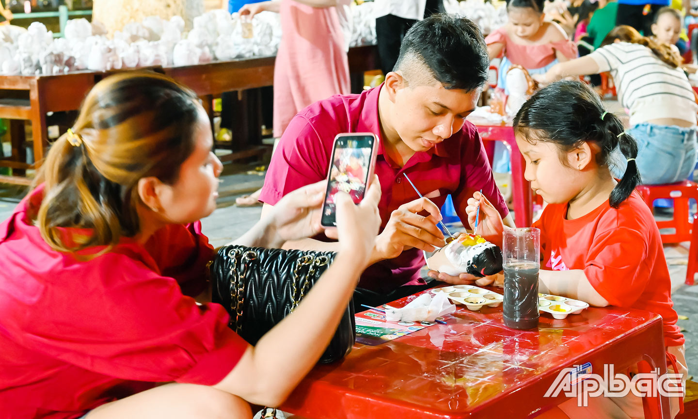 Trẻ em cùng tô tượng với cha mẹ.