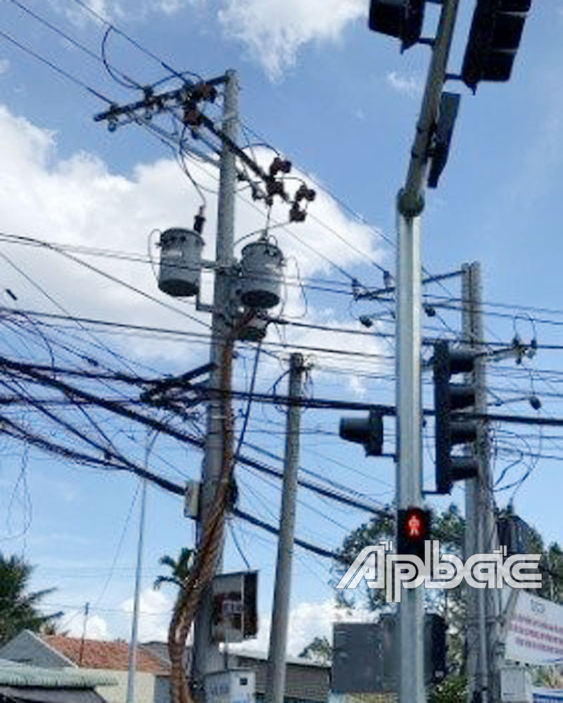 Lắp đặt đèn tín hiệu giao thông nút giao đường tỉnh 879B - đường huyện 89.