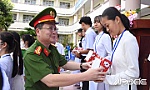 Công an tỉnh Tiền Giang: Tặng quà học sinh nhân dịp tổng kết năm học